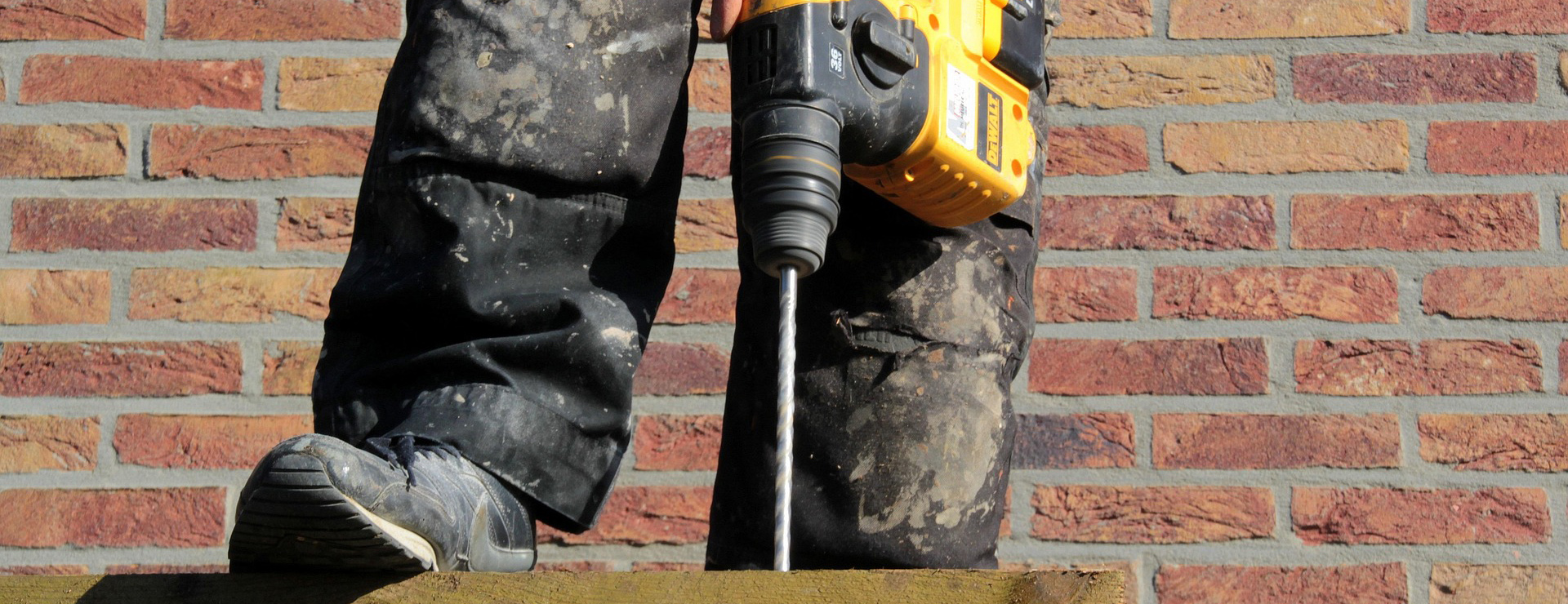 Devant -Quincaillerie Et Électricité wooden board 1337250 1920